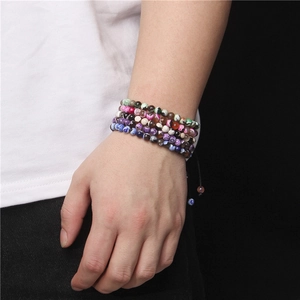 Detailansicht handgefertigter 6mm Steinperlenarmbänder mit verstellbarem Flechtknoten
