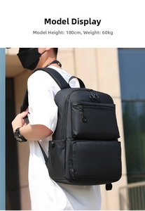 Seitenansicht des schwarzen wasserdichten Laptop-Rucksacks an einem 180cm großen Model