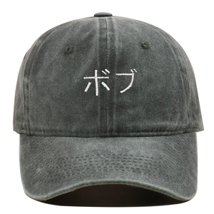 Gros plan détaillé sur la broderie japonaise blanche d'une casquette de baseball délavée