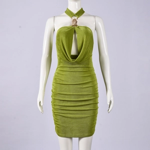 Détail de la mini-robe bodycon dos nu vert citron avec ornement tête de lion dorée