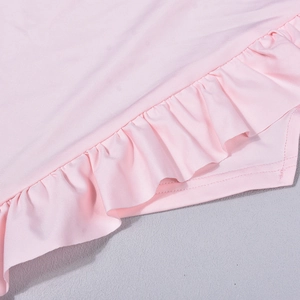 Makroaufnahme der rosa Twill-Stoffstruktur und der gestuften Rüschensaum-Details des Rocks