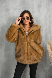 Détail de la veste à capuche en fausse fourrure marron avec texture douce et zip