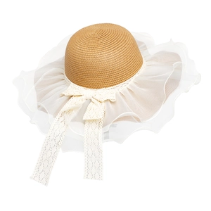 Cappello di paglia estivo da donna a tesa larga con bordo in organza e fiocco in pizzo