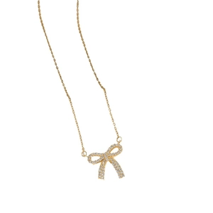 Collier élégant avec pendentif noeud doré serti de zircons brillants sur une chaîne fine