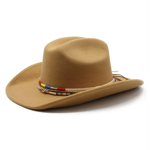 Detail eines kamelfarbenen Western-Cowboyhuts aus Wollfilz mit buntem Ethno-Webband-Dekor
