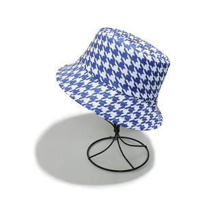 Dettaglio della trama pied-de-poule blu e bianca su un cappello a secchiello traspirante