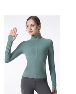 Détail de la veste de yoga bleu sarcelle avec col montant et manches à passe-pouce