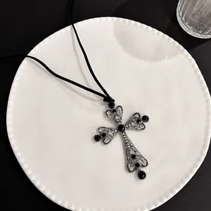 Collana con ciondolo a croce gotica vintage con cristalli neri e bianchi su piatto
