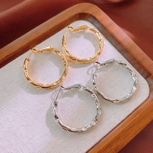 Boucles d'oreilles créoles géométriques minimalistes en or et argent avec métal texturé
