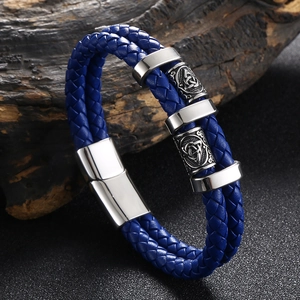 Détail macro du bracelet en cuir tressé bleu multicouche avec perles de nœud celtique
