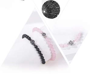 Detailansicht der Naturstein-Armbänder für Paare mit 100 Sprachen Projektionsstein-Detail