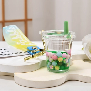 Dettaglio portachiavi bubble tea con liquido verde e perline colorate all'interno