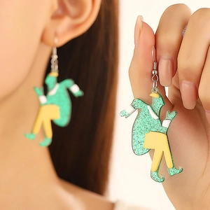 Détail de boucles d'oreilles trèfle pailleté vert de la Saint-Patrick avec crochets