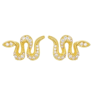 Dettaglio orecchini a serpente dorati con pavé di cristalli e raffinato design a spirale