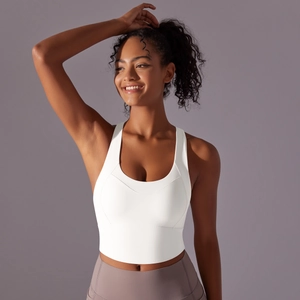 Gros plan détaillé du soutien-gorge de sport blanc et du legging de yoga en tissu élastique