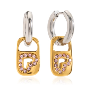 Créoles argentées avec pendentif cadenas cœur doré et strass roses sur fond blanc pur
