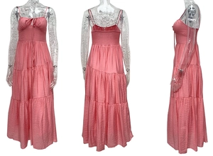 Detail eines rosa gestuften Maxikleides mit verstellbarem Kordelzug und elastischer Taille