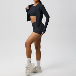 Vista dettagliata del set sportivo nero da donna in 3 pezzi con giacca, reggiseno e pantaloncini