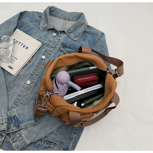 Innenansicht der braunen Nylon-Tragetasche mit Mehrfachtaschen und großem Fassungsvermögen