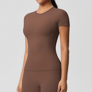 Vue détaillée du t-shirt de sport ajusté à manches courtes en tissu marron foncé