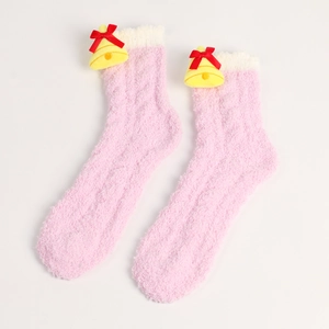 Detail von rosa Korallenfleece-Socken mit gelben Glocken und süßen roten Schleifen
