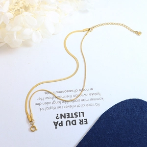 Doppellagiges Schlangenarmband aus goldenem Titanstahl mit verstellbarem Verschlussglied