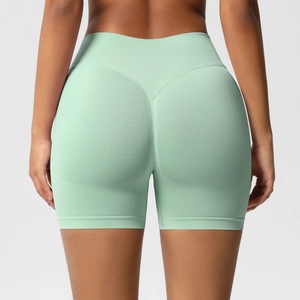 Détail du short de fitness sans couture vert menthe avec effet push-up sculptant