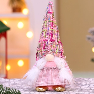 Détail d'un gnome de Noël rose avec chapeau en tricot et barbe en fausse fourrure