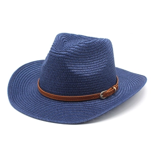Détail d'un chapeau de paille avec fine ceinture en cuir marron et boucle en métal