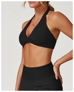 Détail du soutien-gorge de sport dos nu à nœud noir et legging côtelé à taille haute