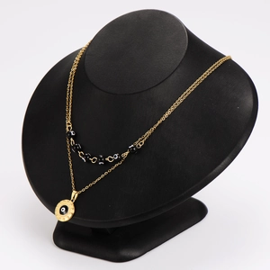 Collier double rangée en or avec perles mauvais œil et pendentif sur mannequin noir