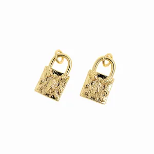 Paire de pendentifs cadenas rectangulaires dorés avec motifs floraux en relief vintage