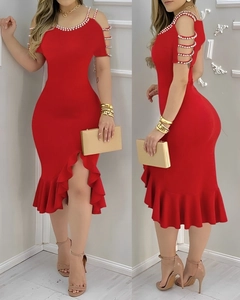 Detail van rode off-shoulder nauwsluitende jurk met parelafwerking en hoge split