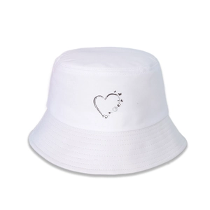Détail de l'imprimé cœur et papillon sur un chapeau bob blanc en coton à bord surpiqué