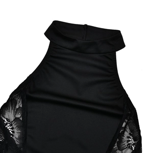 Détail de la robe noire avec dentelle florale aux épaules et col montant élégant