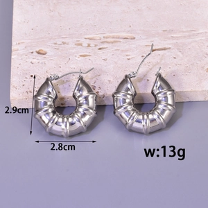 Detailed view of silver stainless steel C-shaped hoop earrings with size 2.9cm dimensions