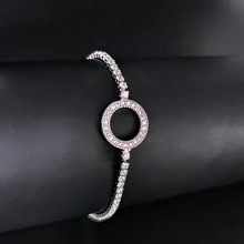 Detail eines Silberarmbands mit rundem Anhänger und Pavé-Besatz aus Zirkonia