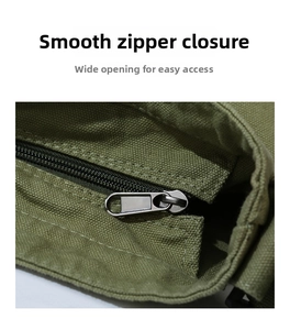Dettaglio della chiusura a zip della borsa di tela verde militare con ampia apertura