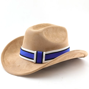 Detail eines kamelfarbenen Wildleder-Cowboyhuts mit blau gewebtem Band und breiter Krempe
