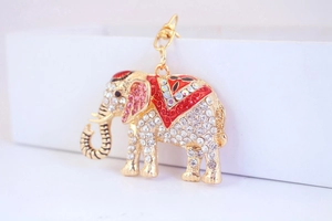 Dettaglio del portachiavi a forma di elefante dorato con strass e smalto rosso fine