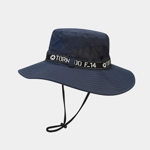 Détail du chapeau de soleil bleu foncé avec mesh respirant et broderie de montagne