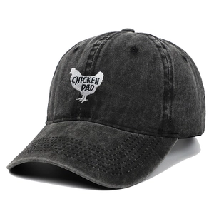 Détail de la broderie Chicken Dad sur une casquette de baseball en coton gris délavé