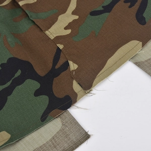 Detailansicht des Woodland-Camouflage-Stoffes und der Nähte an diesem modischen Minirock