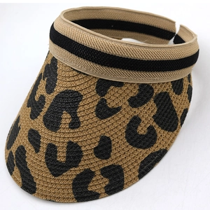 Détail de la visière en paille léopard avec bandeau rayé noir et blanc chic
