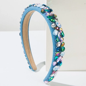Serre-tête baroque en denim bleu clair avec des gemmes colorées et des cristaux étincelants