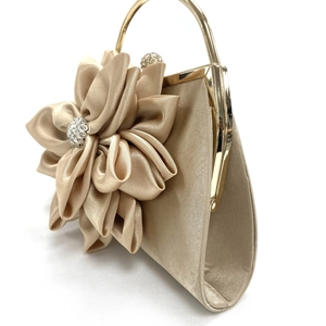 Bolso de fiesta dorado champán con flores de tela grandes y detalles de diamantes