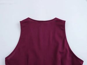 Vue détaillée du haut sans manches bordeaux élégant avec texture de tissu premium