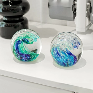 Détail de boule de bulle de vagues en verre cristal, superbe design océan sculpté.