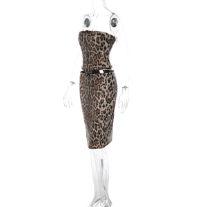 Détail de sequins léopard sur l'ensemble haut bustier et jupe moulante ajustée