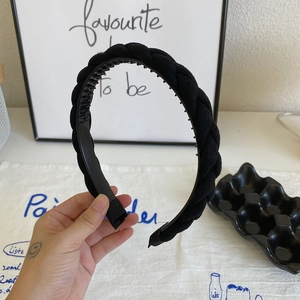 Detail shot of the internal non-slip teeth and braided black fabric of the headband